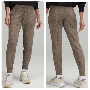 🍋 Lululemon 🖤🩶 RARE Sweatpants Jogger 7/8 Length Gray Crackle Size 4